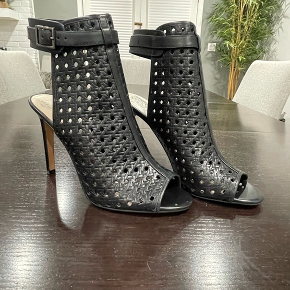 Vince Camuto Shoes - New in Box! Vince Camuto Black Leather Karsten Dress Sandals, Size 10